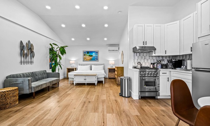 Flagler Village Apartment | Premier King Suite at Freedom House with Ocean View