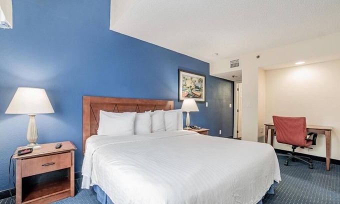 Doral Apartment | King Suite Near Beacon Centre MIA