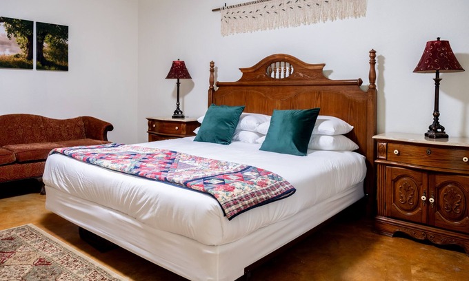 Brenham Apartment | Elegant King Suite Amidst 73 Acres Near Round Top
