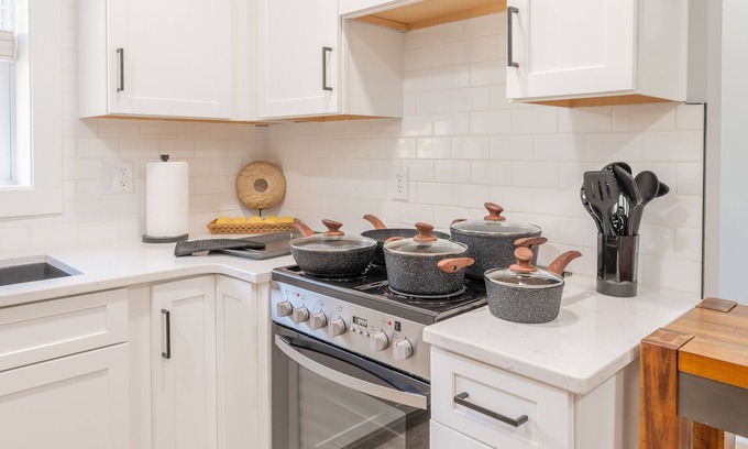 Blacksburg Villa | King Suite: Perfect Retreat with Kitchen & Breakfast Included