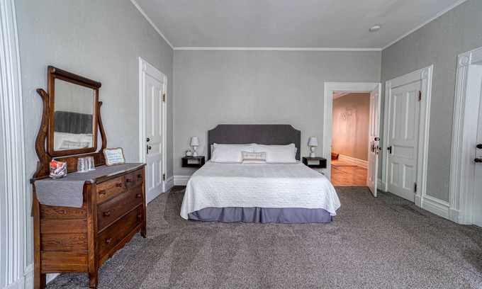 Towanda Bed & Breakfast | Relax in the King Suite at Hatch House B&B with Pool Access