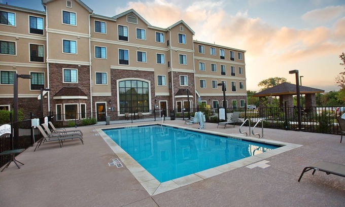 Sweetbriar Condo | King Suite with Breakfast & Pool Near Downtown Austin