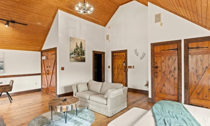Townsend Hotel | Historic Ward Suite with King Bed & Private Balcony