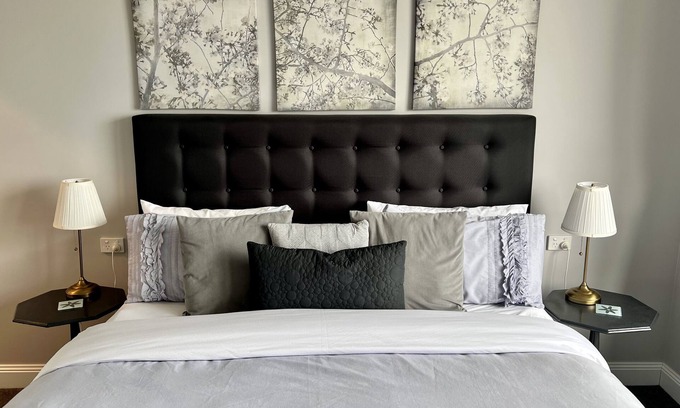 Circular Head Council Bed & Breakfast | Bay View King Suite with Breakfast - Rated 10/10 by Guests