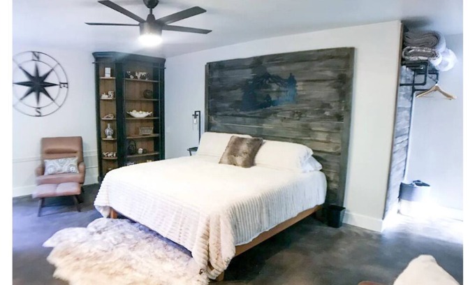 Sandy Apartment | King Suite with Year Round Spa-Perfect Ski Access