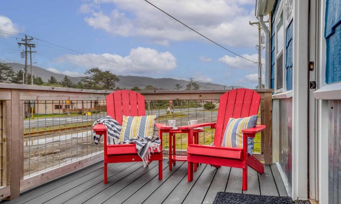 Rockaway Beach Apartment | King Tide: Family-Friendly Retreat with Pet Perks