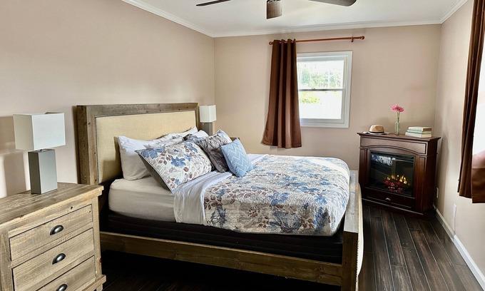 Blowing Rock Hotel | Family-Friendly King Villa Suite with Kitchen on Main St