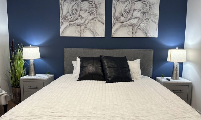 Madison Apartment | Modern Comfort: King with Full Kitchen & Smart TV
