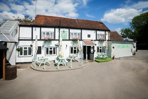 Cockernhoe Hotel | Pet-Friendly Retreat at King William with Hot Tub & Dining