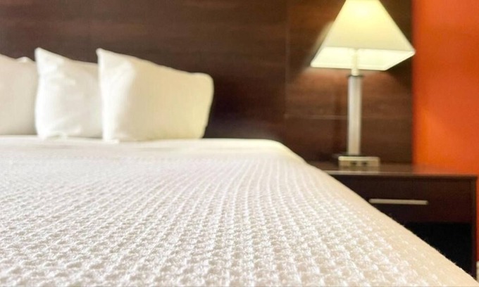 Cuero House | Cozy King Room with Kitchenette at FairBridge Inn & Suites