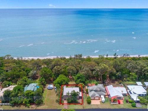 Toogoom House | Family-Friendly Kingfisher by the Sea: Pet Welcome Here!