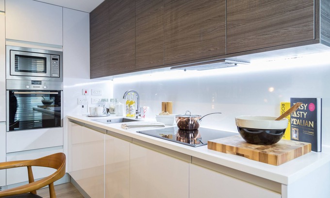 Cambridge Apartment | Modern Kingfisher Cambridge Central Apartment with Kitchen