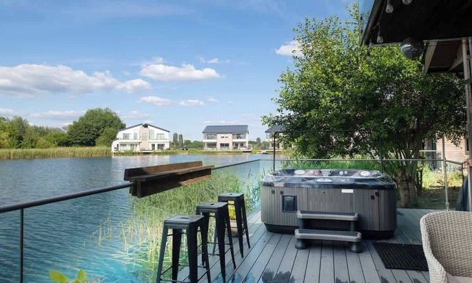 Ampney Crucis House | Tranquil Lakeside Retreat: Kingfisher Lodge with Spa & Hot Tub