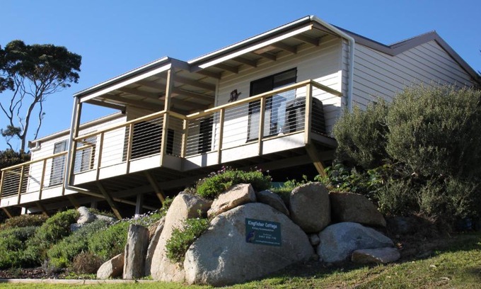 Binalong Bay Apartment | Inviting Kingfisher Cottage: Beachfront Bliss at Binalong Bay