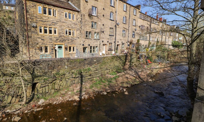 Holmfirth Cottage | Kingfisher Cottage: Family-Friendly Retreat with Garden