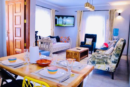 Nairobi House | Family-Friendly Kingfisher Cottage for Your Next Getaway
