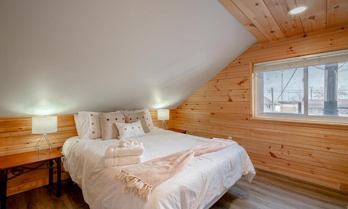 Leamington House | Relax at KingFisher Lakehouse: Create Lasting Memories!