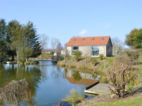 Hainford House | Elegant Kingfisher Lodge: Child-Friendly 5-Star Retreat
