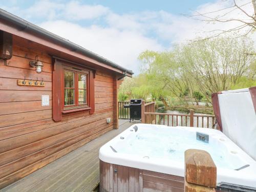 Badwell Ash House | Experience Comfort at Kingfisher Lodge - 4 Star Retreat