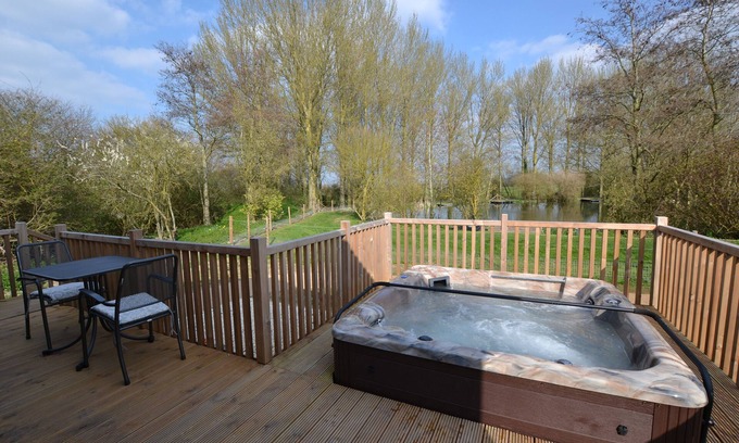 Henton Apartment | Indulgent Kingfisher Lodge: Sauna, Hot Tub & Top Rating