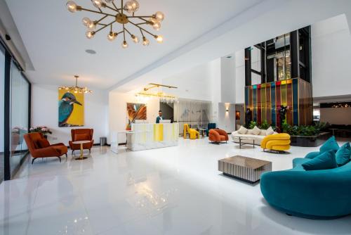 Nairobi Apartment | Oceanfront Kingfisher Nest: Enjoy Poolside Relaxation