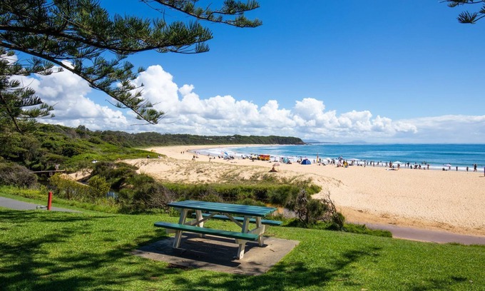 Black Head House | Relax at Kingfisher - Enjoy Poolside Comfort & Breakfast