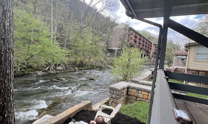 Gatlinburg Cottage | Ideal Kingfisher Hotel in Downtown Gatlinburg Awaits You!