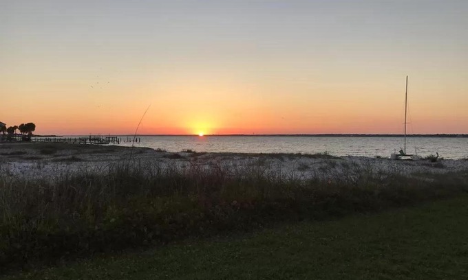 Navarre Beach Apartment | Kingfisher: Family-Friendly Hotel with Pool & Breakfast