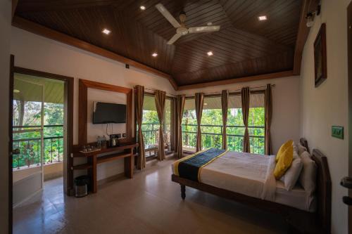 Madikeri Cabin | Relax at KINGMAKER'S Plantation with River Stream & Pool