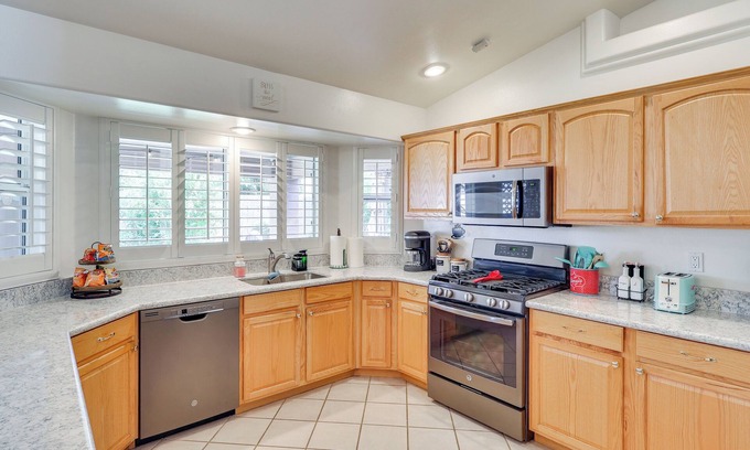 Kingman Cottage | Kingman Family Home: Yard, Grill & Room to Relax!
