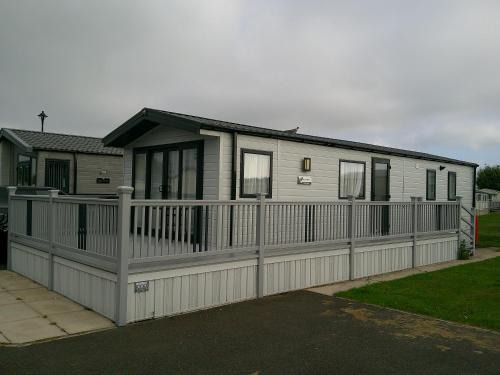 Chapel Saint Leonards Resort | Kings Ashington 6 Berth Central Heated Enclosed Veranda