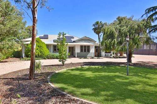 Nichols Point House | Experience Kings Billabong Haven: Family-Friendly Oasis