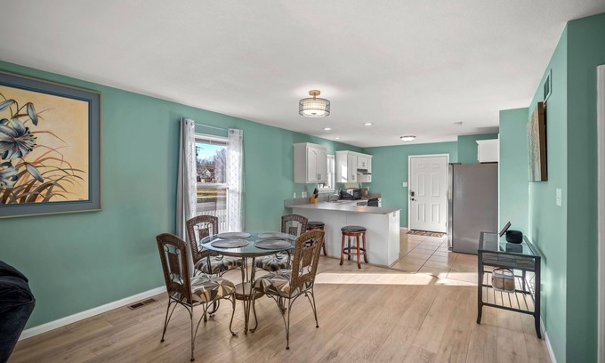Topeka House | Ideal Kings Cottage: 4 Bed Retreat with Pool & Breakfast