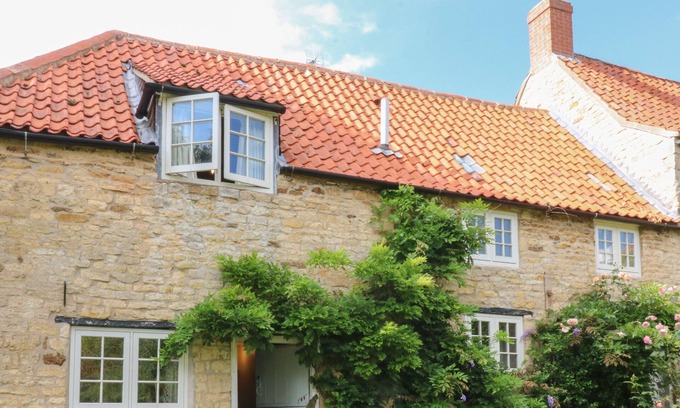 Fulbeck Cottage | Discover Kings Cottage: Pet-Friendly Holiday Retreat in Fulbeck