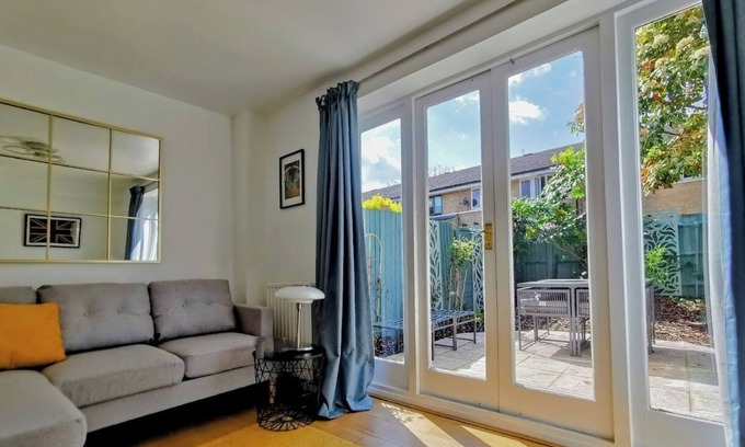 Camden Town House | Cozy 4 BR House with Garden and Parking near Regants Canal