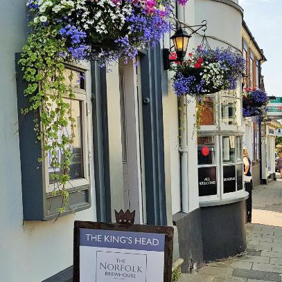 Holt Bed & Breakfast | Guest Rated 9/10: Kings Head Holt with Family-Friendly Amenities