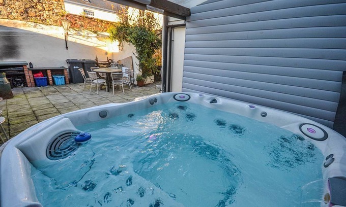 Beaumaris Cottage | Elegant Kings House: Sleeps 12 with Oceanfront Views