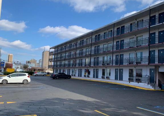 Birmingham Hotel | Comfortable Kings Inn Civic Center with Hot Tub & Breakfast