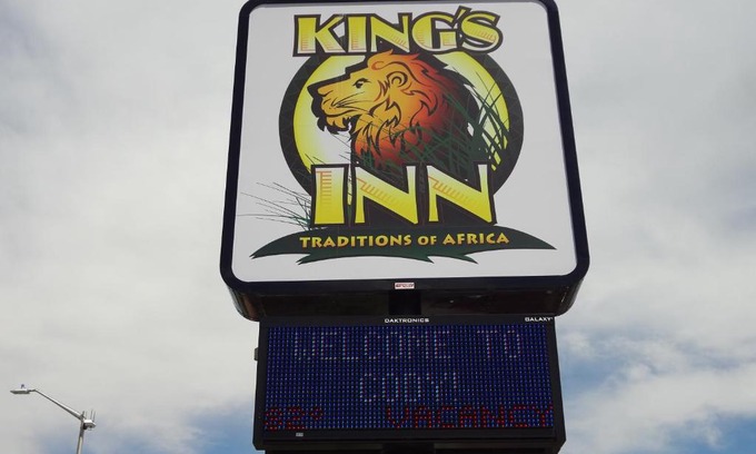 Cody Hotel | Discover Kings Inn Cody: Family-Friendly with Pool Access
