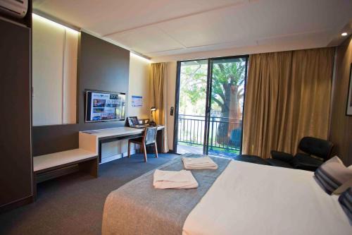 Chinchilla Hotel | Discover Kings Park - 4-Star Stay with Cozy Amenities
