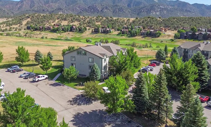 Glenwood Springs Condo | Romantic Mountain Getaway at Colorful-Rado Near Glenwood