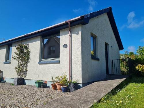 Lochgilphead House | Pet-Friendly Kings Reach - Crinan Cottage with 9.2/10 Rating