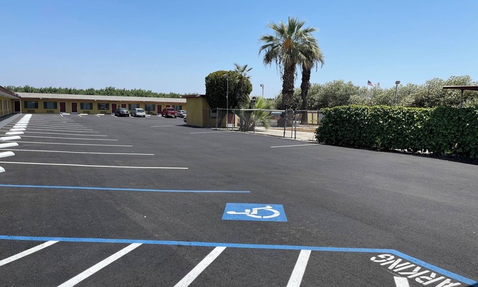 Lemoore Hotel | Cozy Kings Rest Motel with Family-Friendly Amenities