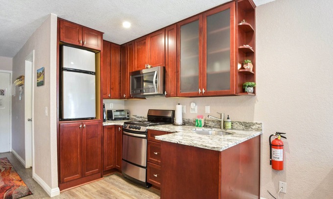 Kings Beach Apartment | Relaxing Kings Run Retreat with Oceanfront Pool Access