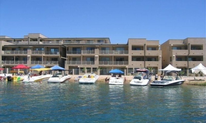Lake Havasu City Condo | Pet-Friendly Kings View Condos: Steps from the Channel
