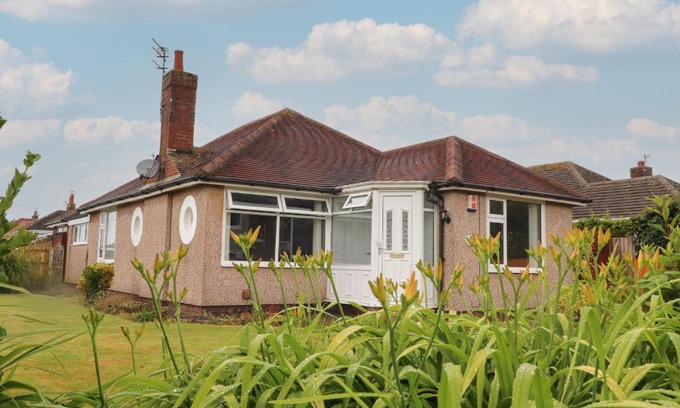 Thornton-Cleveleys House | Experience Kings Walk: 4-Star Pet-Friendly Getaway