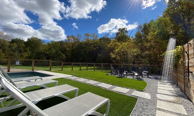Kingsville Ski Chalet | Experience Kings Woods Lodge with Heated Pool & Games