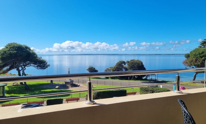 Kingscote House | Oceanfront Kingscote Terraces Two with Pool & Spa Access