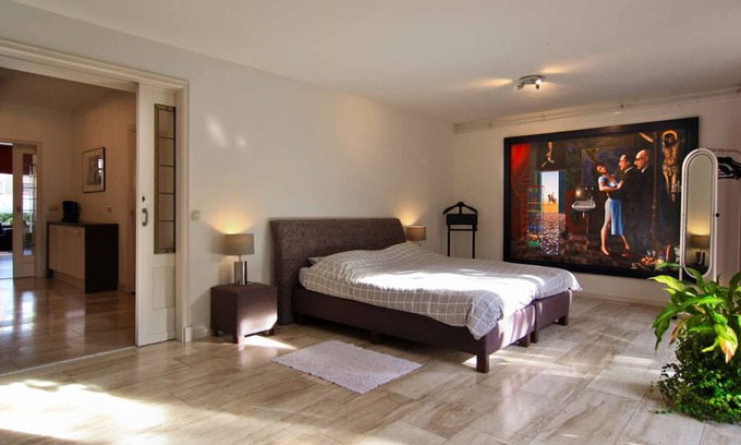 Oranjebuurt Apartment | Cozy Kingsize Apartment Steps from Park and City Attractions