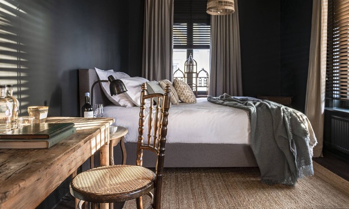 Historical Center Bruges Apartment | Kingsize room with luxurious bathroom in the historic center.